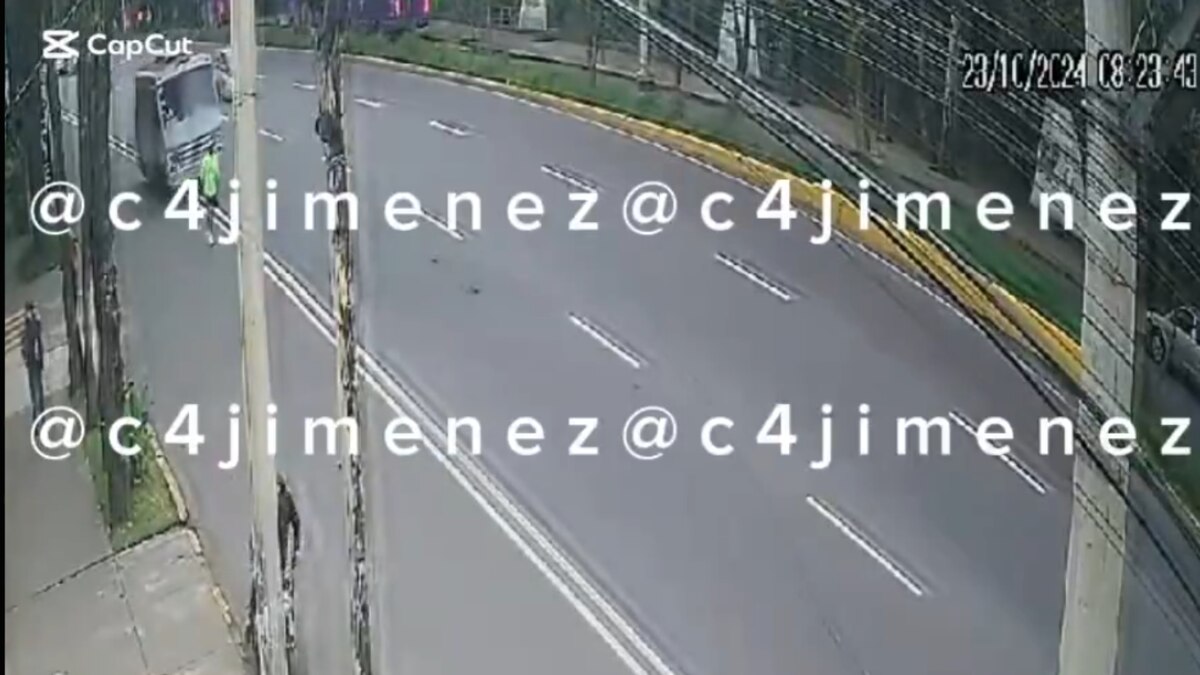 Conductor de micro arrolla a corredor en Xochimilco y se da a la fuga | VIDEO