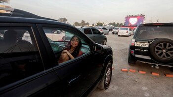 Una mujer espera en un