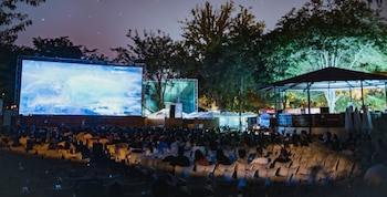 En Madrid se disfruta del mejor cine en escenarios clásicos como el Parque de la Bombilla. (Turismo Madrid)