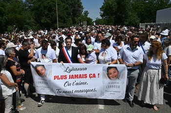 Familiares de Lyhanna participan en una movilización multitudinaria organizada tras el hallazgo del cuerpo de la menor, desaparecida desde finales de mayo (AFP/LIONEL BONAVENTURE)