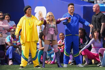 Ronaldinho, izquierda, y Ronaldo acompañaron a Madonna durante su actuación en el espectáculo de medio tiempo de la final de la Copa del Mundo de fútbol entre España y Argentina (Foto AP/Julio Cortez)