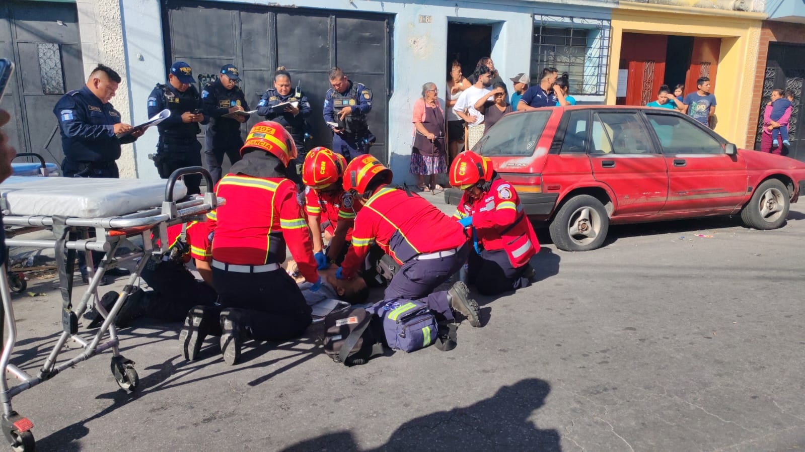 Los Bomberos Voluntarios confirmaron en Villa Nueva la muerte de Ángel Adolfo Gil, identificado en el lugar por familiares de la víctima. (Foto cortesía Cuerpo de Bomberos Municipales)