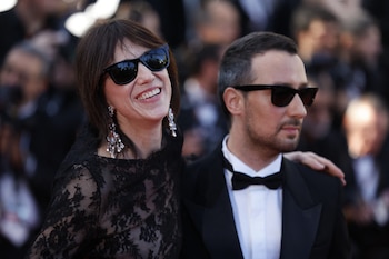 Junto a su musa Charlotte Gainsbourg en la alfombra roja "Emilia Perez" en Cannes, France, May 18, 2024 (REUTERS/Clodagh Kilcoyne)