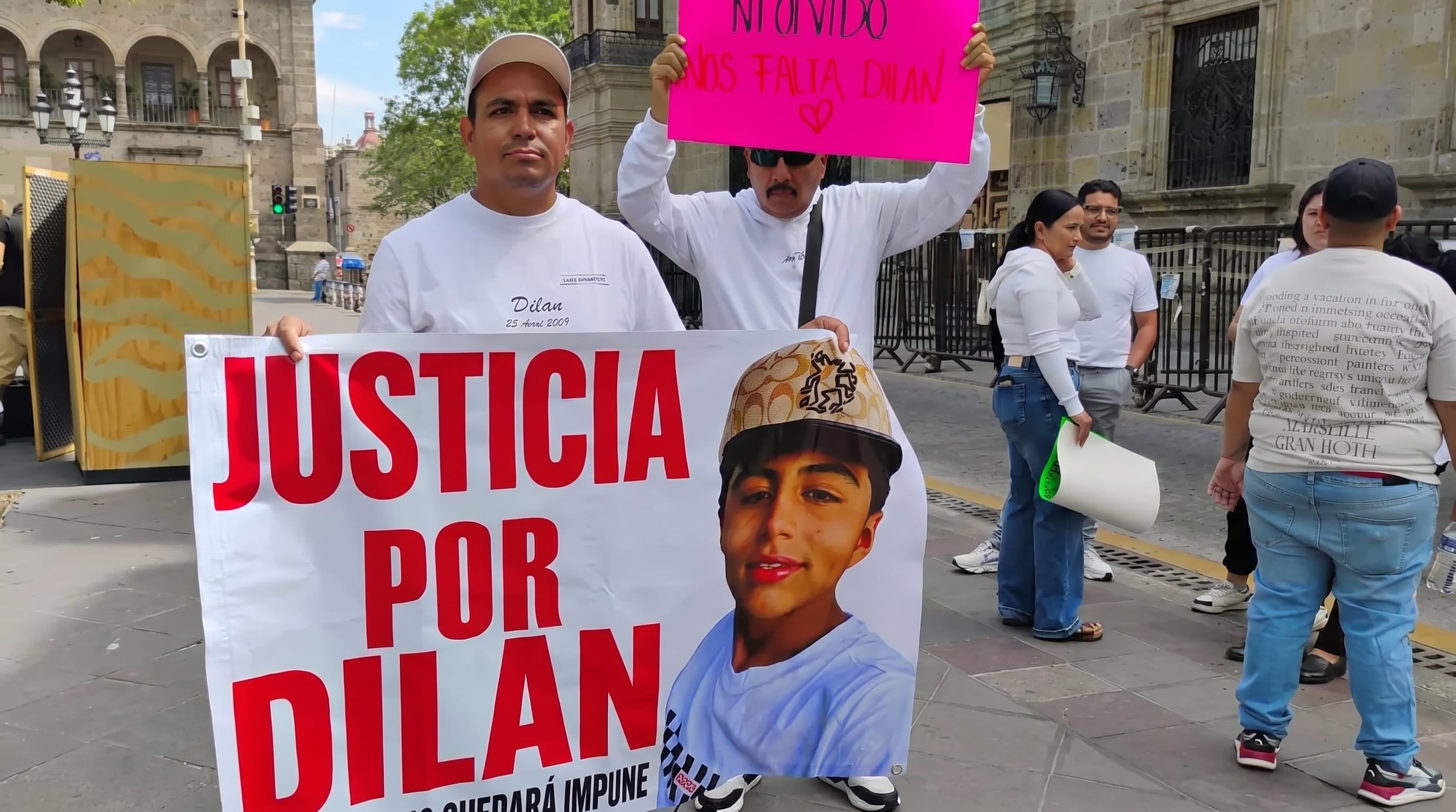 La protesta se llevó a cabo este domingo frente al Palacio de Gobierno de Guadalajara. (Imagen ilustrativa potenciada con IA | Infobae México)