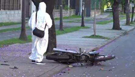Tragedia en el barrio de Barracas: motociclista de 19 años chocó contra un árbol y murió en el acto