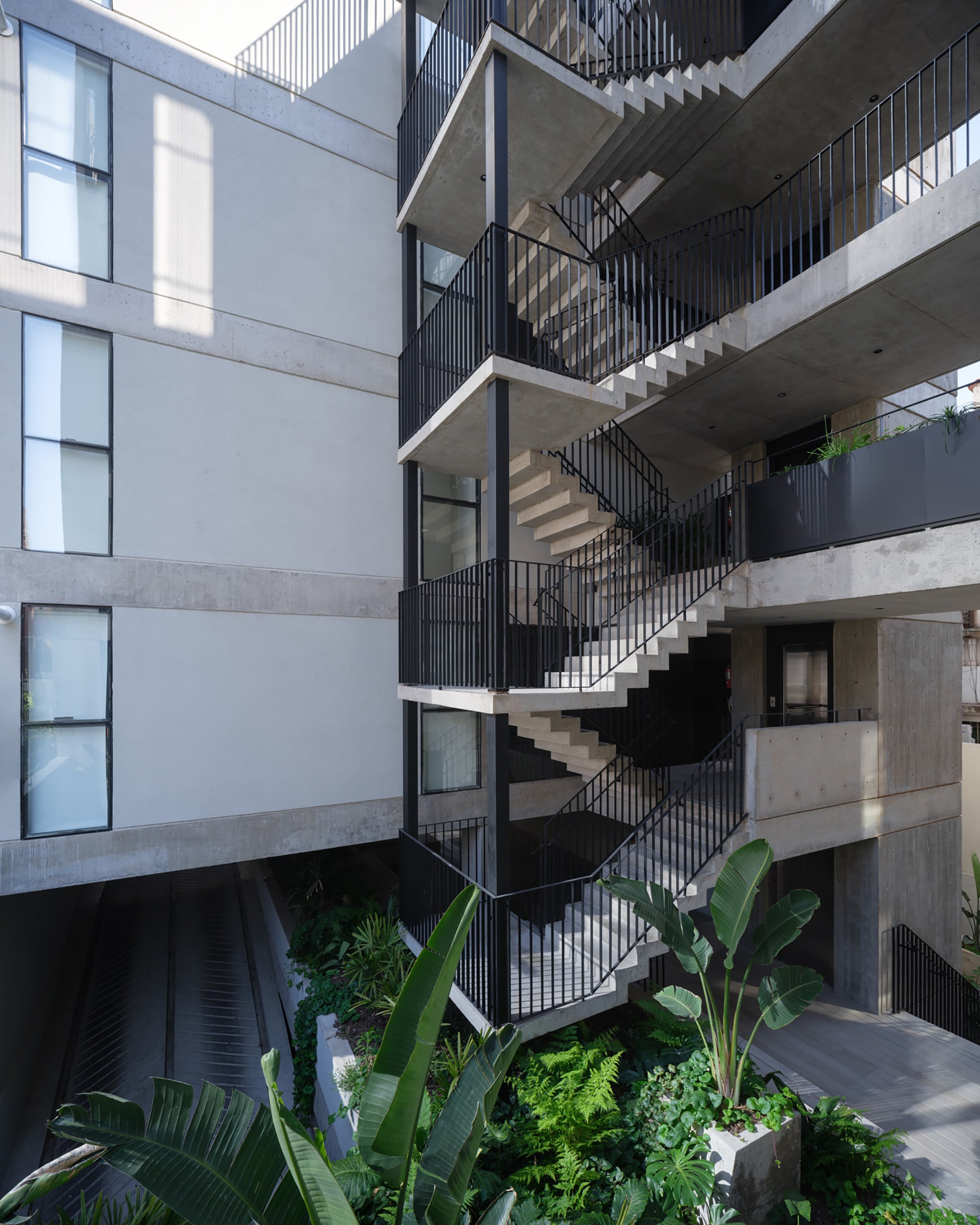 El hormigón visto y la combinación de materiales nobles aportan una atmósfera sobria y atemporal al proyecto