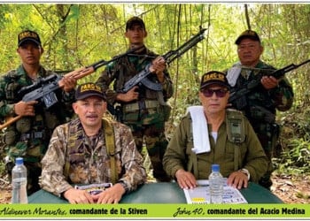 Jhon 40 (derecha) lidera el frente de las disidencias de las Farc que opera en Brasil - crédito redes sociales X