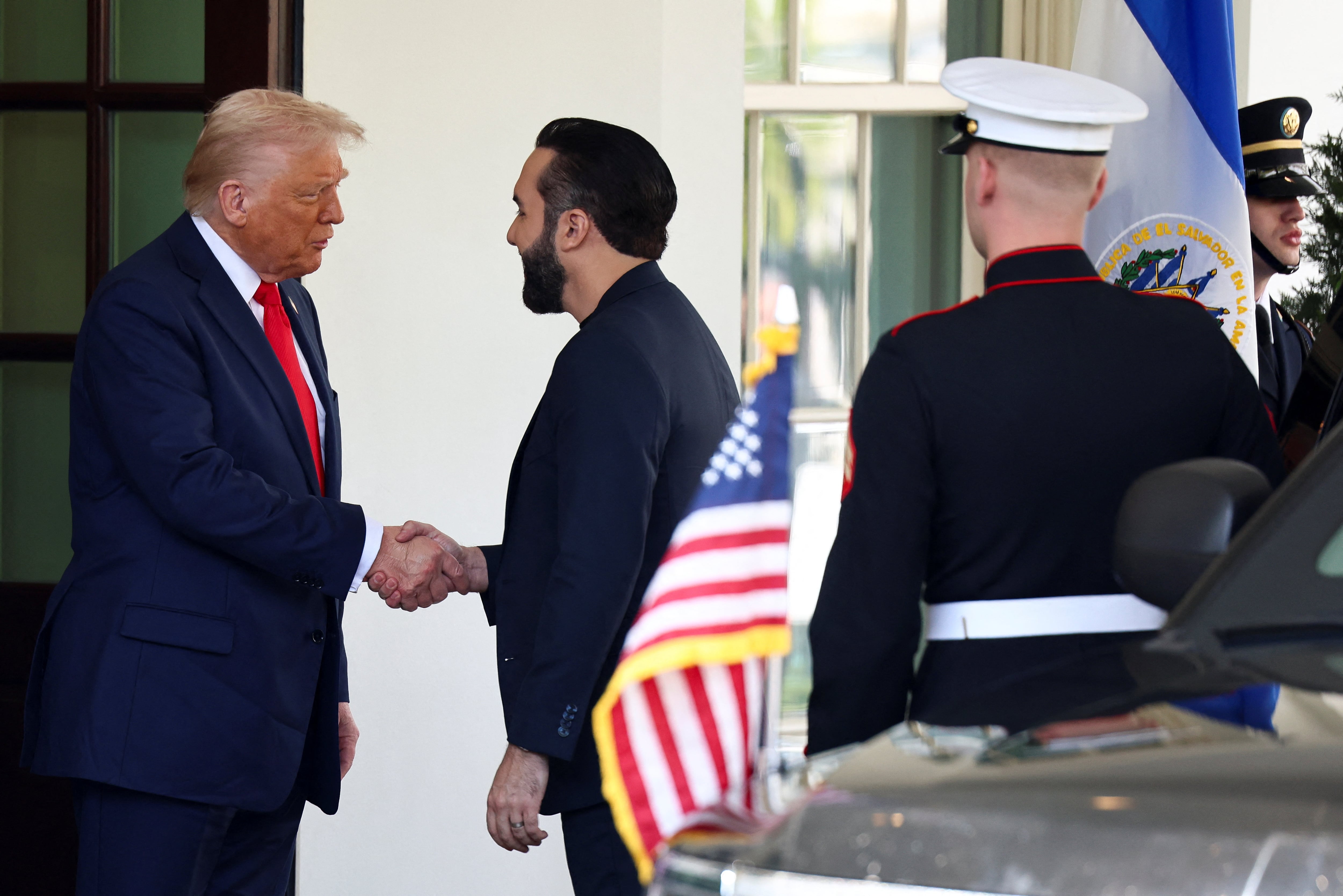 El presidente de Estados Unidos, Donald Trump, recibe al presidente de El Salvador, Nayib Bukele, en la Casa Blanca en Washington D. C., Estados Unidos, el 14 de abril de 2025. (REUTERS/Evelyn Hockstein)