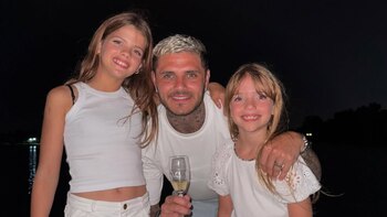Mauro Icardi y sus hijas para año nuevo
