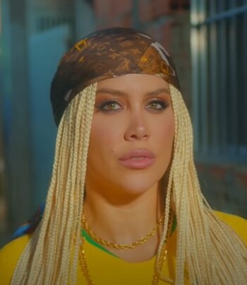 Wanda lució un pañuelo similar