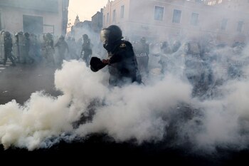 Policías chocan con manifestantes durante una protesta contra el gobierno del presidente de Perú, Pedro Castillo, en Lima, Perú, 5 de noviembre de 2022. (REUTERS)