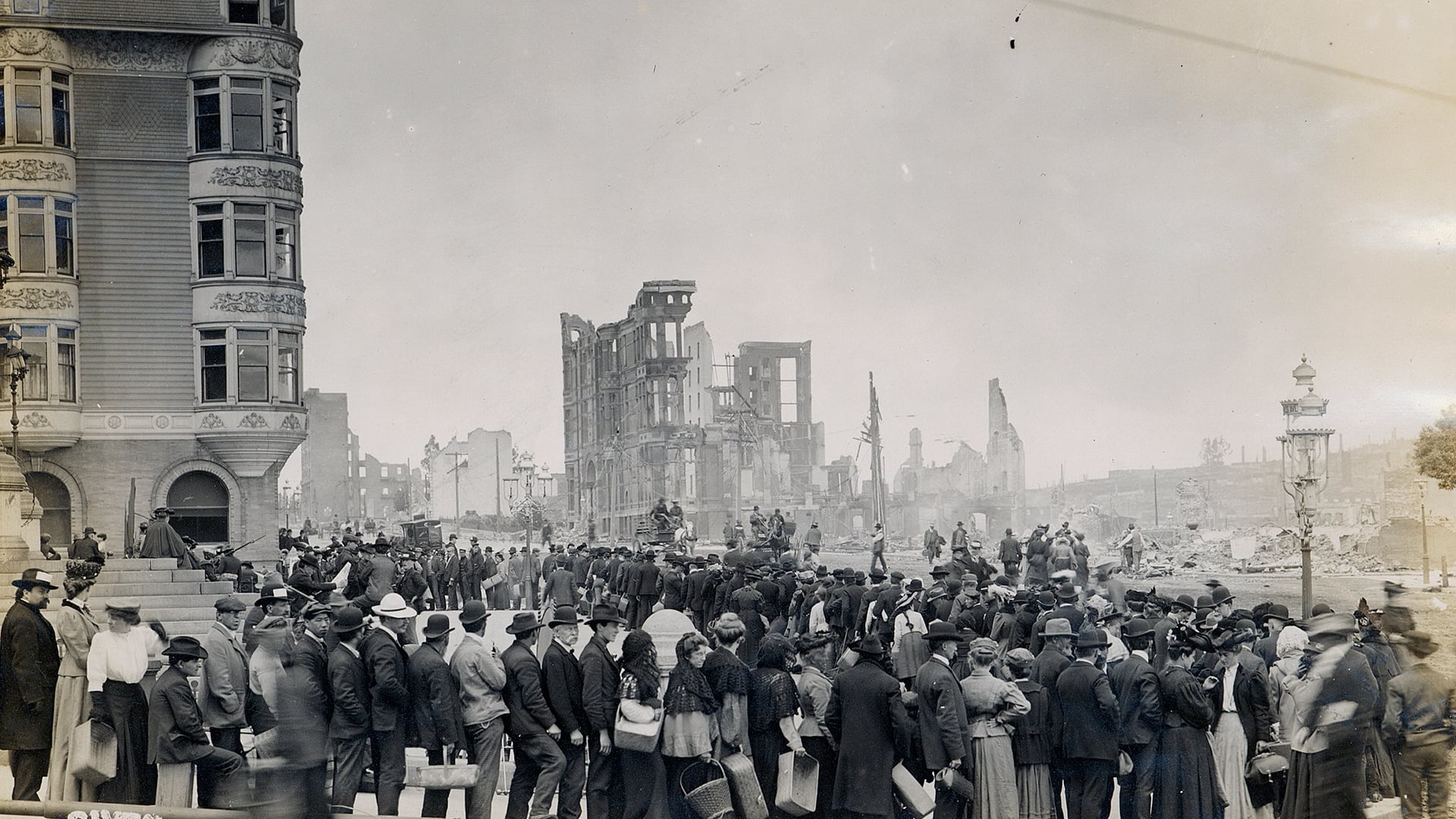 Las dos caras de la moneda: mientras unos socorrían a las víctimas, otros saqueaban casas (archives.gov)