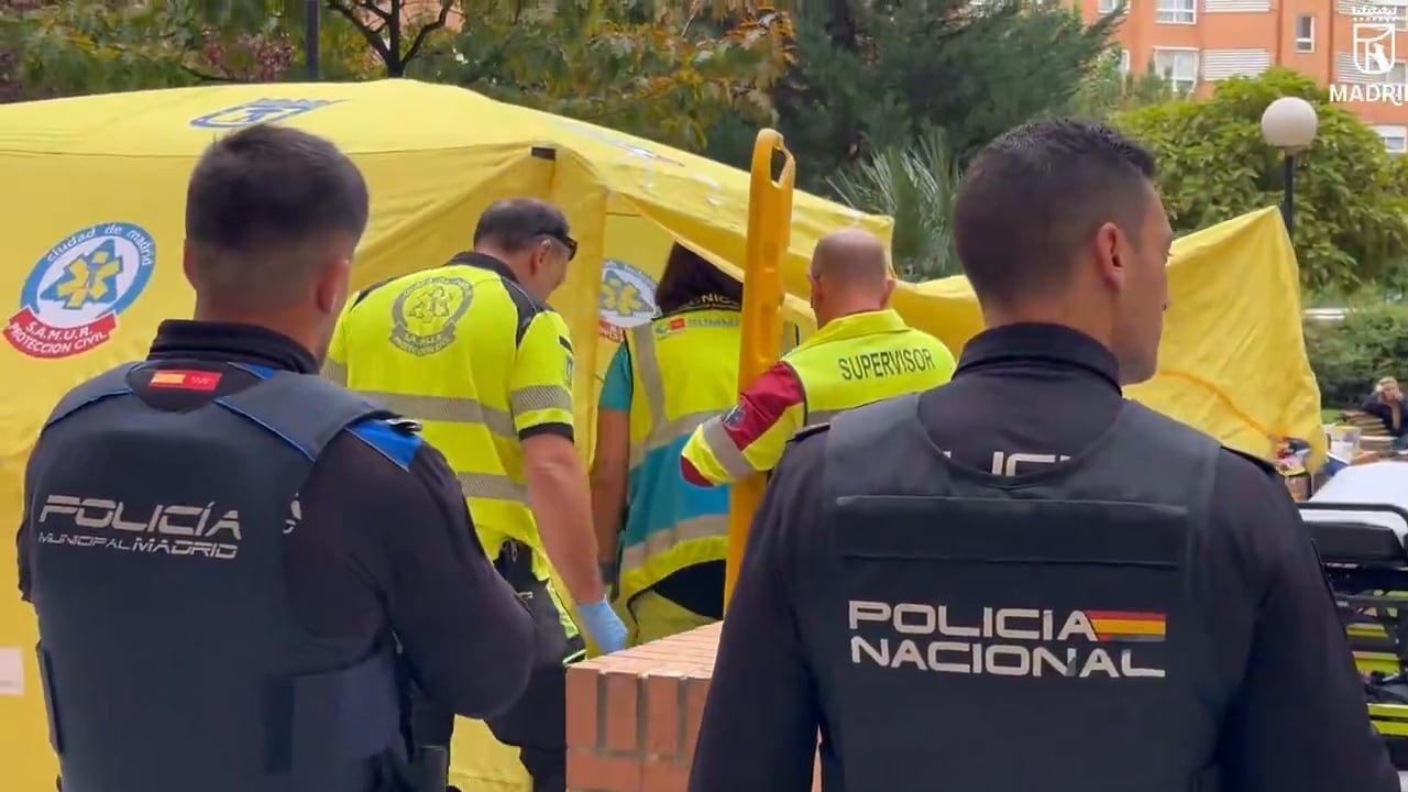 Agentes de la Policía Municipal y Nacional mientras los sanitarios atienden a la víctima en Carabanchel. (Emergencias Madrid)