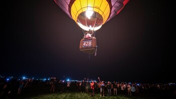 Globo aerostático cae sobre fraccionamiento