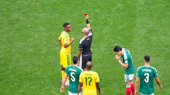 Sudáfrica clama contra la sanción de tres partidos a Themba Zwane: "Con Messi no hubo ni VAR"
