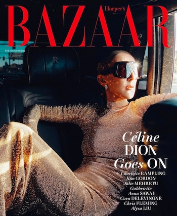 Céline Dion con gafas de sol y ropa dorada brillante sentada en el asiento trasero de un coche. Portada de la revista Harper's Bazaar en rojo. Textos en blanco