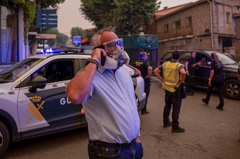 Miembros de la Guardia Civil proceden al desalojo de viviendas en el municipio madrileño de Fresnedillas de la Oliva, causado por el incendio forestal en Madrid, este viernes. (EFE/ Daniel González)