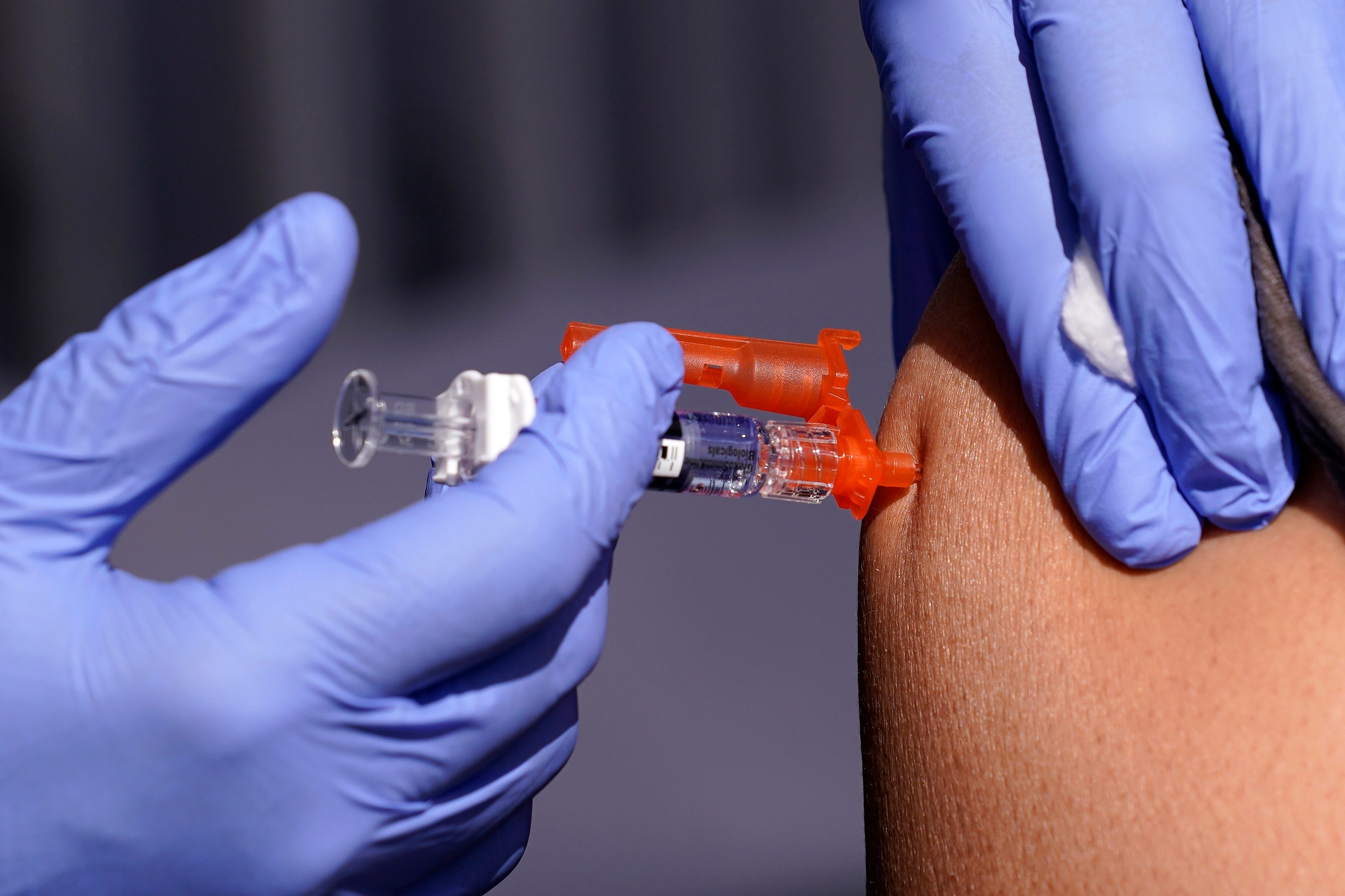 La vacuna contra la gripe reduce hasta un 60 por ciento las complicaciones graves y está incluida en el Calendario Nacional de Vacunación. (AP Foto/Mark J. Terrill, archivo)