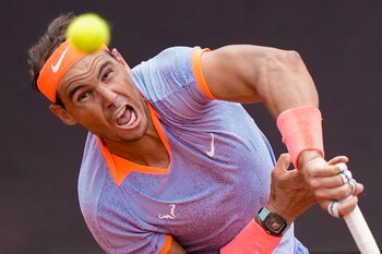 Nadal, en pleno saque ante