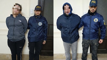 Dos fotos combinadas: a la izquierda, mujer y oficial PFA de pie; a la derecha, hombre y oficial PFA de pie. Los detenidos tienen rostros no visibles.