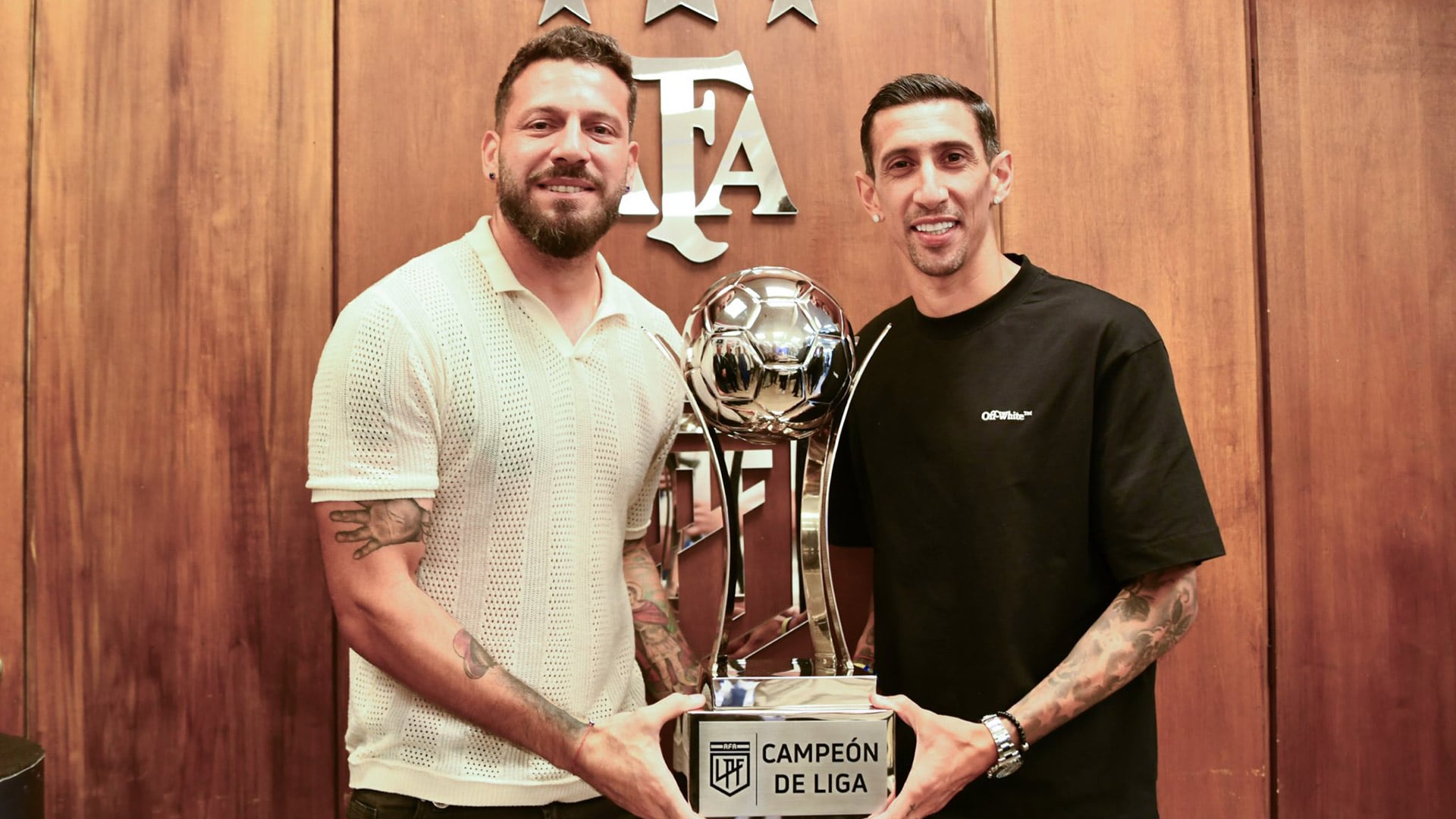 Broun y Di María, los dos jugadores que fueron a recibir el trofeo