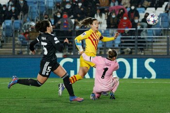 Alexia Putellas, del FC Barcelona, marca su tercer gol en el partido de ida contra el Real Madrid en el Estadio Alfredo Di Stefano, Madrid, España, 22 de marzo de 2022. REUTERS/Susana Vera