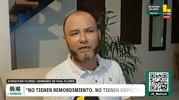 Un hombre con barba y camiseta polo blanca habla. Fondo con escaleras, planta y espejo. En la pantalla se superponen gráficos con hora, teléfono, logos y código QR