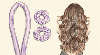 Ilustración de un rizador de cabello morado sin calor, dos gomas a juego y la parte trasera de una cabeza con cabello castaño largo y ondulado sobre un fondo claro.