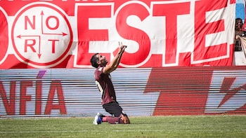 Lisandro Alzugaray, arrodillado sobre el césped tras anotarle un golazo a ADT. - Crédito: Universitario