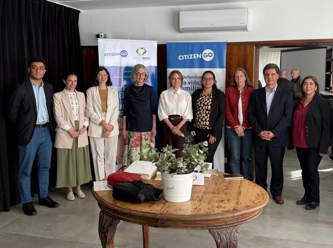 Miriam Grossman con integrantes de Citizen Go y Padres Unidos. De izq a der: Ignacio Patrito, Luján Trerotola, Florencia Ibarra, Graciela Spinelli, Analía Figueroa, Lucila Grisetti, Mariano Salomón