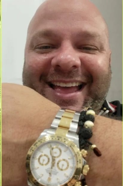 Quintero también explicó que acudió a una notaría y a un establecimiento Rolex después de que se difundiera una noticia sobre el reloj con el que había sido fotografiado, con el propósito de establecer información sobre el objeto - crédito @MigueAQuintero/X