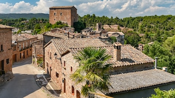 El bonito pueblo a una hora de Barcelona que es perfecto para una escapada: un castillo gótico del siglo XVII, 300 bodegas y rutas de senderismo