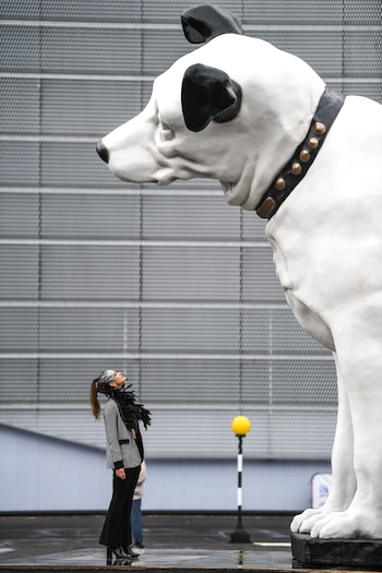 Una de las estatuas en