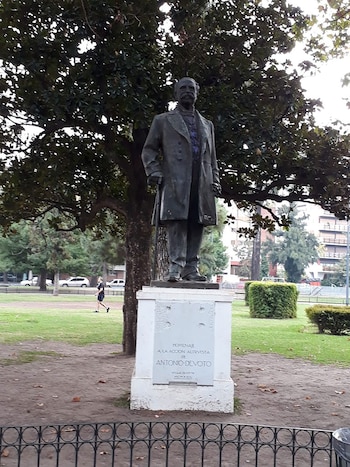 La estatua que rinde homenaje