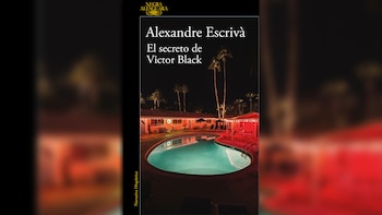 Portada del libro "El secreto de Victor Black" de Alexandre Escrivà, que muestra una piscina iluminada con luces rojizas y palmeras por la noche