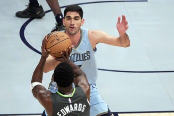 Santi Aldama (arriba) de los