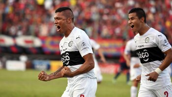 zzzzinte1Olimpia's player Richard Ortiz (L)