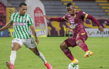 Jamintoz Campaz (der.) durante un