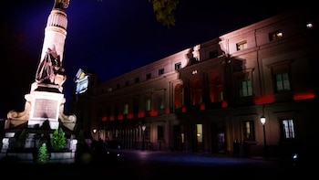 El Senado ilumina su fachada