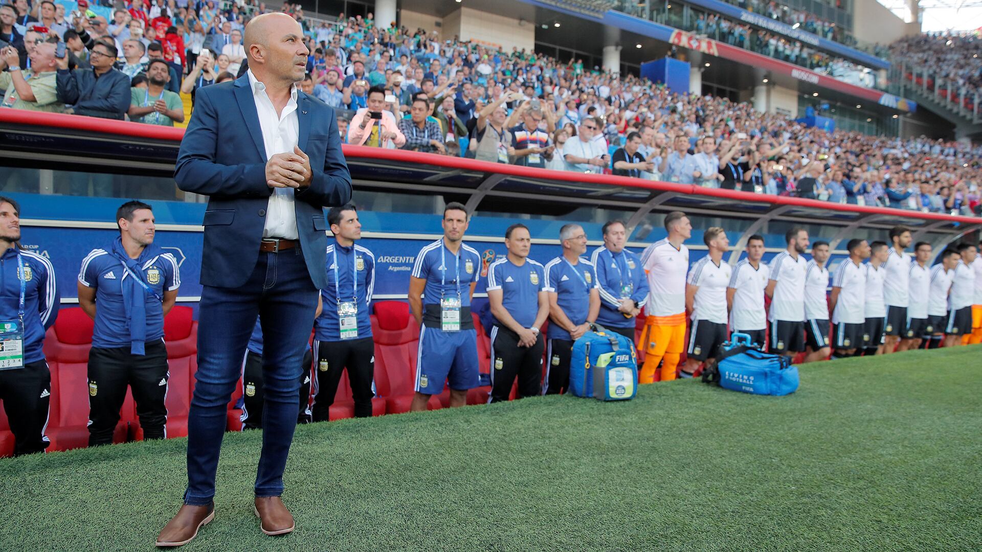 Nico Diez, entre Beccacece y Sampaoli en el partido inaugural de Argentina en Rusia 2018 (REUTERS/Maxim Shemetov)