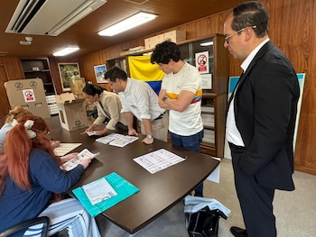 En Tokio se dio inicio a la jornada de votación para los colombianos en el exterior, con la apertura del puesto consular donde los ciudadanos ya pueden ejercer su derecho al voto en el marco del proceso electoral. - crédito @EmbColombiaJap/X