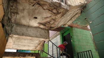 Fotografía del 9 de julio de 2026 que muestra daños y grietas en apartamentos del Condominio Regis, declarados inhabitable tras los terremotos de 2001, en San Salvador (El Salvador). EFE/ Rodrigo Sura