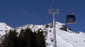 Al menos cinco personas muertas