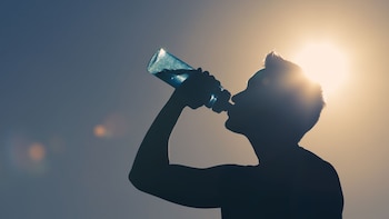 Las 6 bebidas comunes que empeoran la inflamación, según dietistas