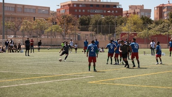 La Guardia Civil y el pueblo gitano se enfrentan en un partido de fútbol contra los prejuicios: “A quién no le molaría vernos”