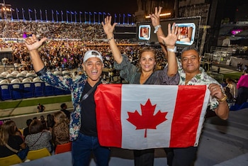 Asistentes muestran una bandera de