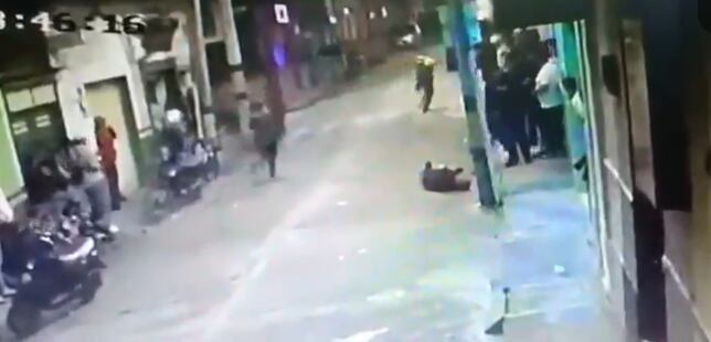 Un video de cámaras de seguridad muestra el ataque armado que dejó un joven muerto y ocho heridos en Urrao, Antioquia - crédito X