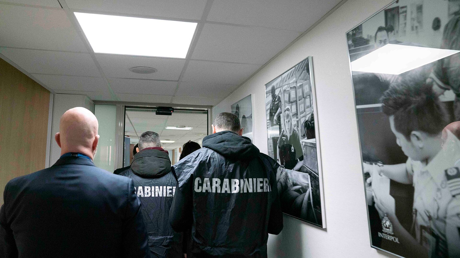 Un grupo de policias italianos ingresan a la sede principal de la Interpol en Lyon, Francia, para analizar un caso de una mafia italiana (Interpol via AP)