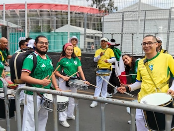 Así se vive la fiebre mundialista fuera del Estadio Azteca previo al encuentro México vs Chequia.