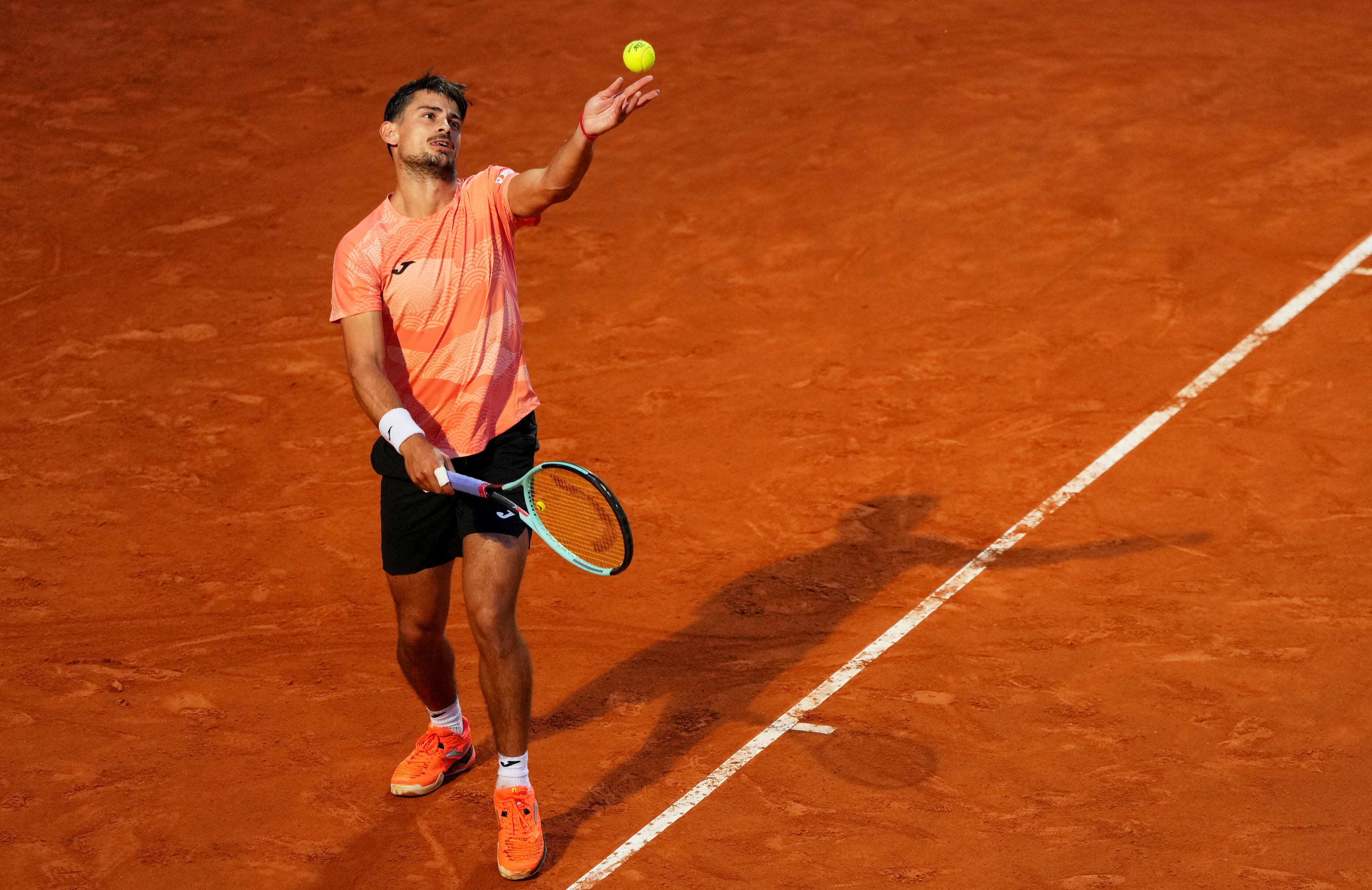 Mariano Navone y una postal de su presentación en el Masters Series de Roma este año (Crédito: REUTERS/Aleksandra Szmigiel)